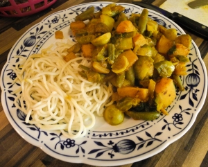 Asianudeln mit buntem Gemüse in Curry-Tomatensauce mit Ingwer